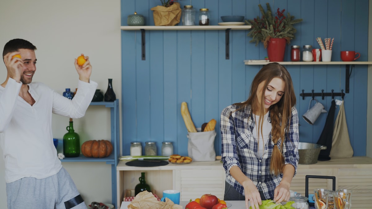Mann kocht ein gesundes, proteinreiches Gericht in der Küche